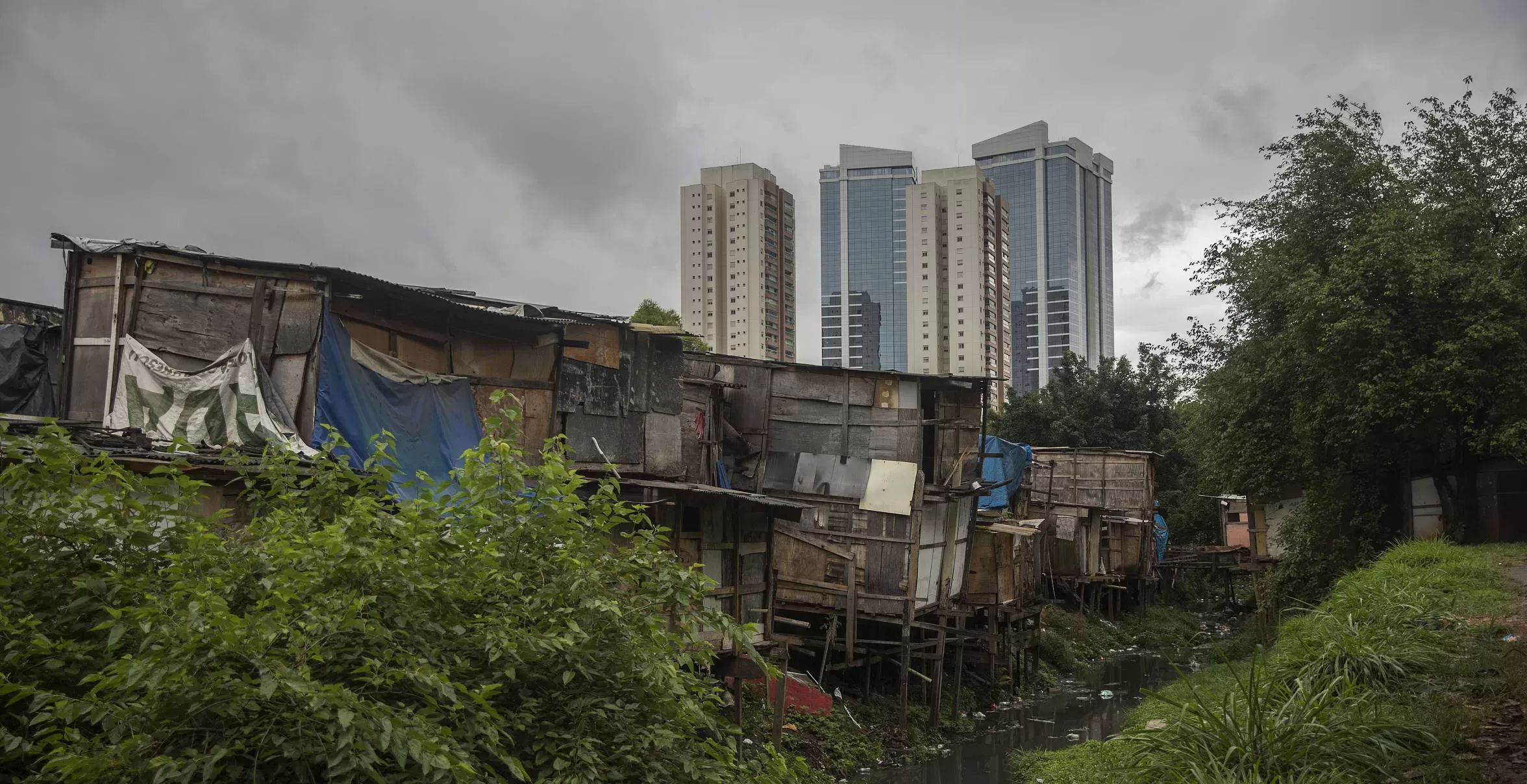 Córrego Quirino dos Santos ao lado da favela da 10, na região da Barra Funda, zona oeste de São Paulo – Foto da Uol